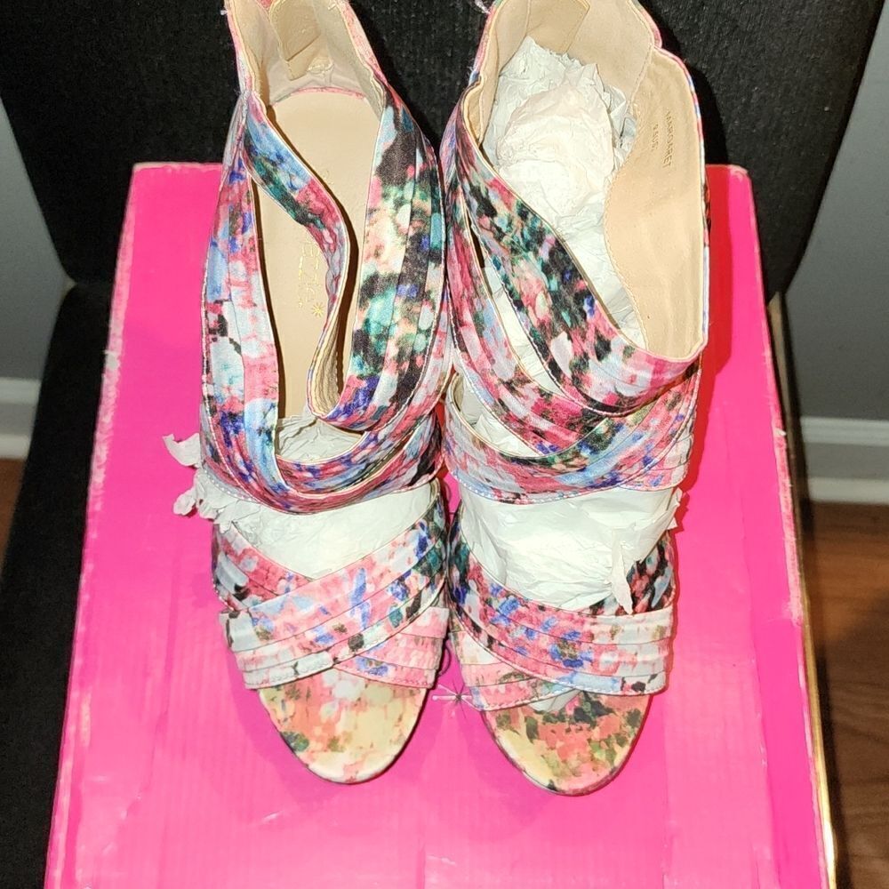 Shoe dazzle platform